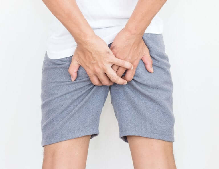 Une personne qui a des douleurs hémorroïdales et du sang dans les selles