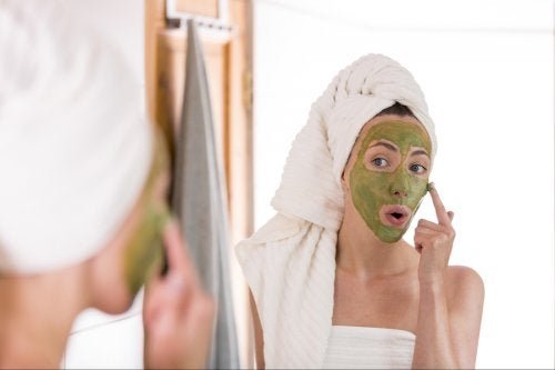 Le thé vert peut-il aider à traiter l'acné ?