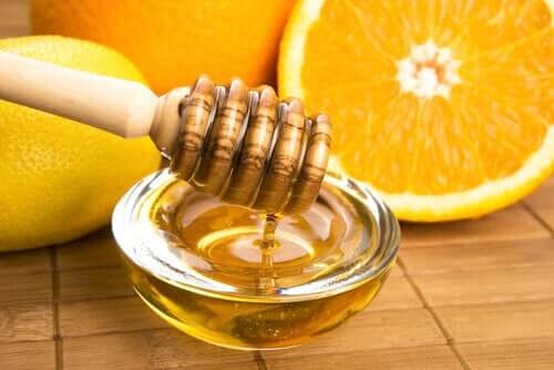 Le sirop au miel et à l'orange fait partie des remèdes au miel efficaces pour traiter la grippe