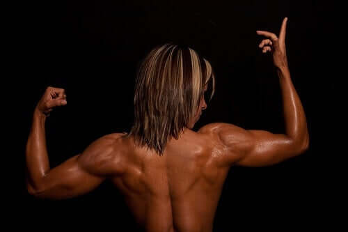 Les muscles du dos d'une femme