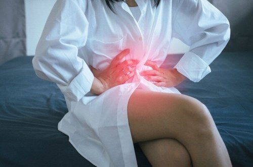 Une femme subissant le reflux gastro-oesophagien