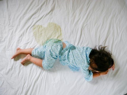 Un enfant qui souffre d'énurésie nocturne