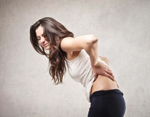 Une femme ayant mal au dos qui devait faire du renforcement musculaire