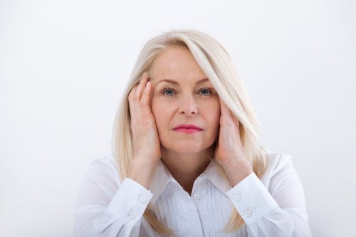 Une femme âgée ayant les symptômes de la ménopause