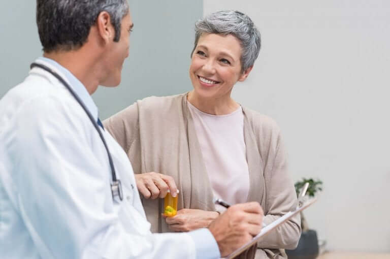 Le médecin peut trouver un moyen d'apaiser les bouffées de chaleur à la ménopause