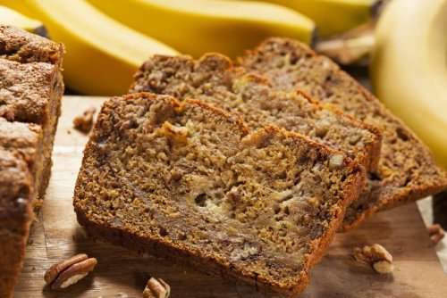 Un gâteau à la banane riche en fibres et pauvre en sucres aux noix