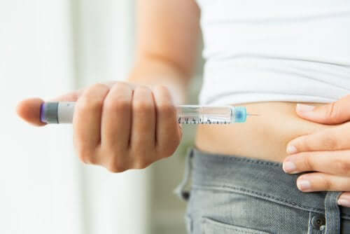 Une femme diabétique qui utilise des stylos d'insuline