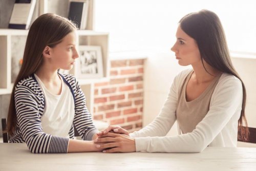 Une mère qui échange avec sa fille.