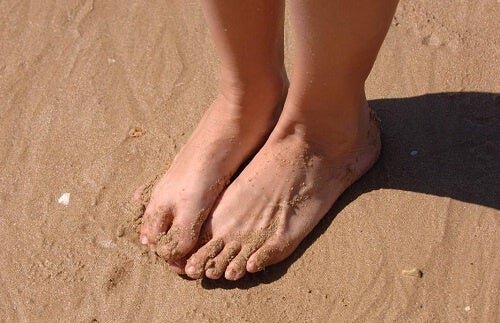 Des pieds plats dans le sable
