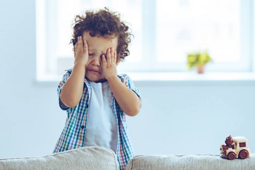 Un enfant qui pleure après une commotion cérébrale