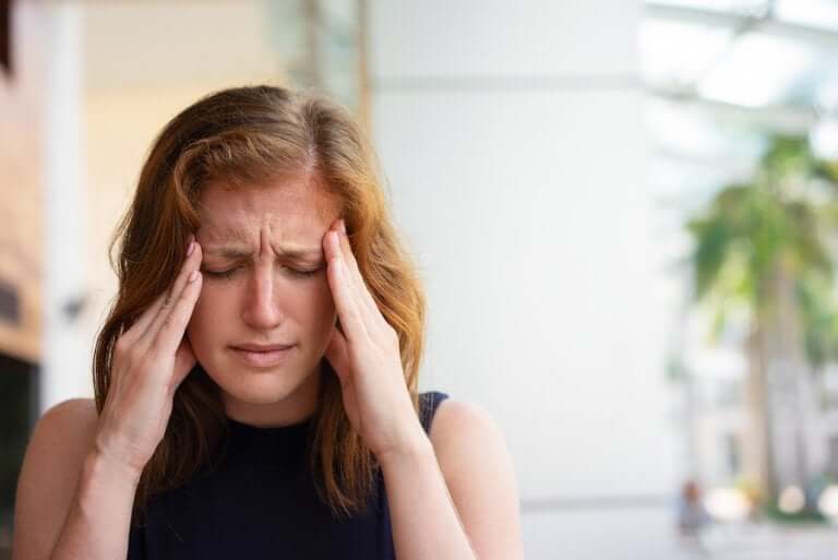 Une femme ayant mal à la tête