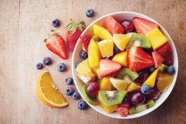Une assiette de fruits
