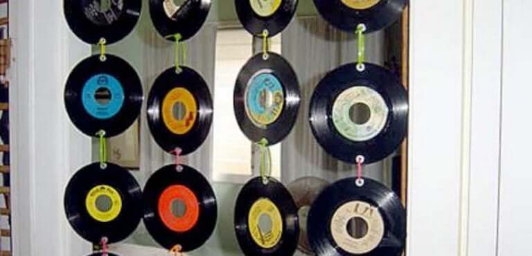 Un rideau réalisé à partir de disques recyclés