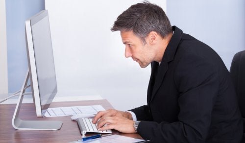 Le dos courbé n'est pas une posture correcte du dos