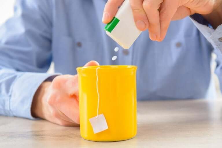 Des sucrettes dans du thé