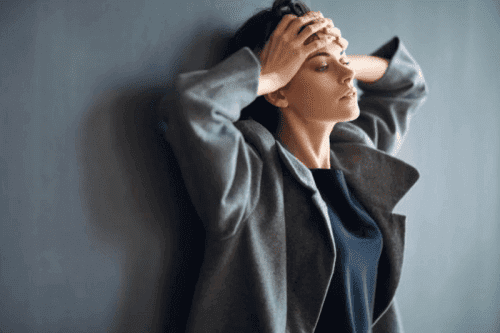 Une femme anxieuse qui ressent de la douleur physique