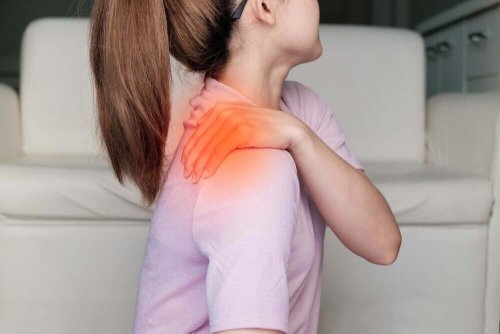 Les courbatures qui font souffrir une femme au niveau de l'épaule