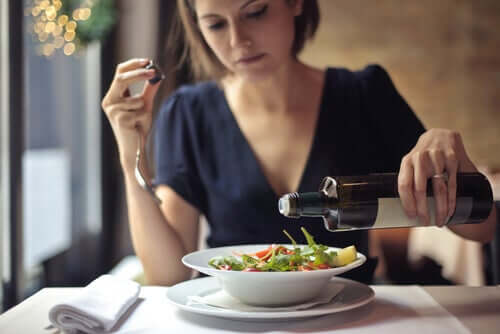 Une femme en train de manger une salade