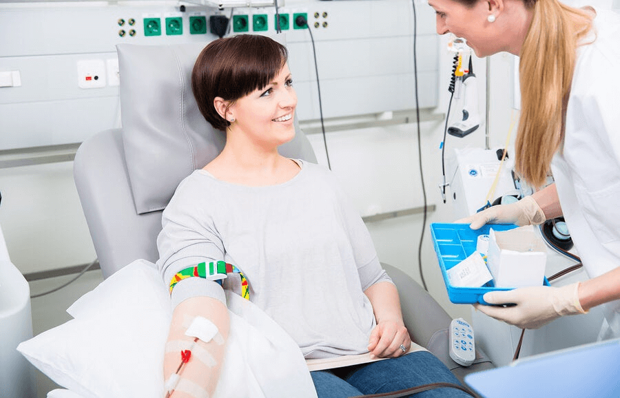 Une femme fait une transfusion sanguine