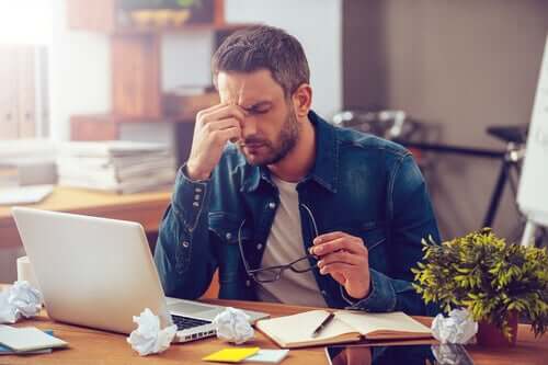 Un homme au travail manifestant le syndrome post-vacances