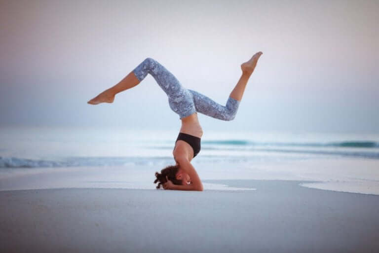 Une femme faisant le shirshasana