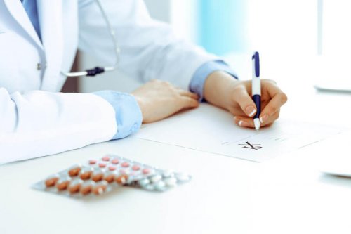 Un médecin qui prescrit de l'étoricoxib