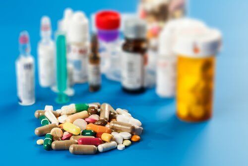 Un tas de médicaments et de comprimés