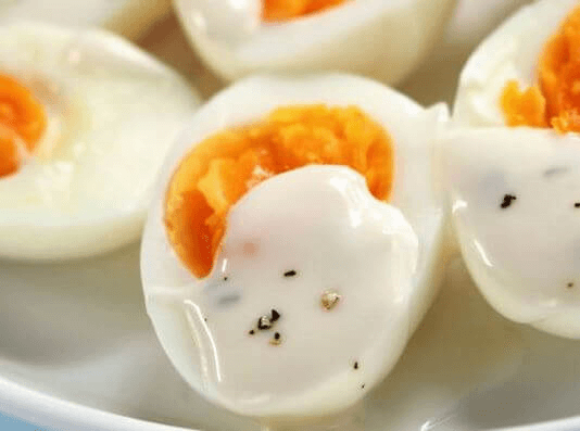 Un sauce au yaourt sur des oeufs