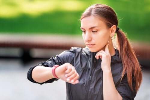 Prendre son pouls au niveau de la carotide