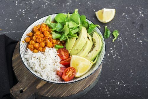Délicieuse salade de riz et guacamole