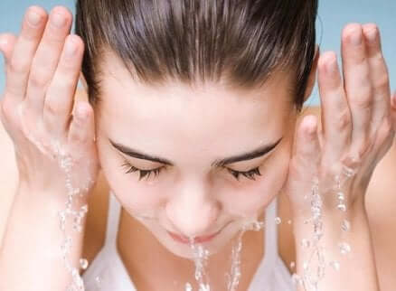 Bien se laver le visage pour atténuer les cernes