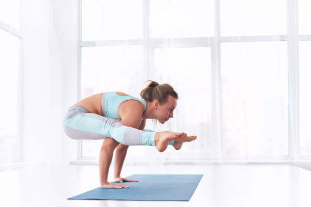 Parmi les postures de yoga les plus difficiles figure le tittibhasana