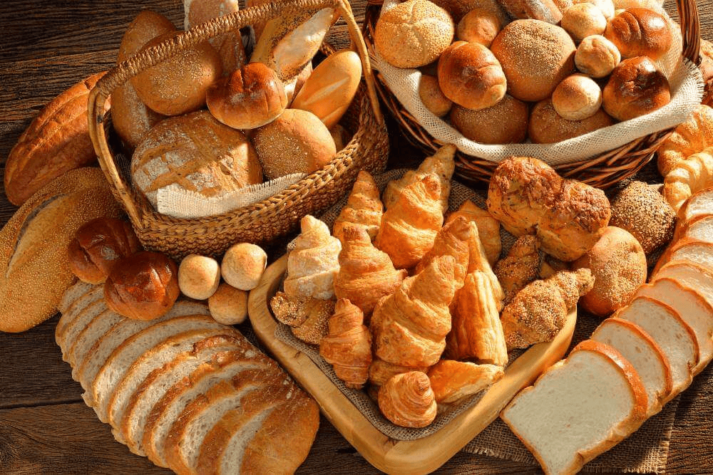 Différentes sortes de pains et de viennoiseries