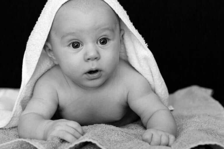 On peut aider un enfant à marcher en s'amusant dans le bain