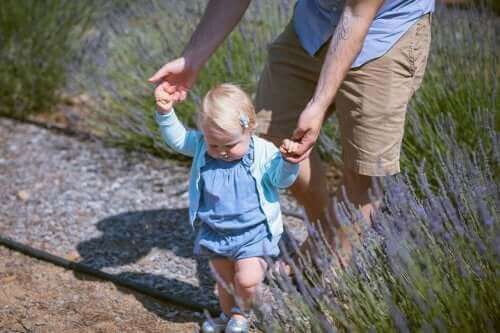 10 Exercices Pour Aider Un Enfant A Marcher Ameliore Ta Sante