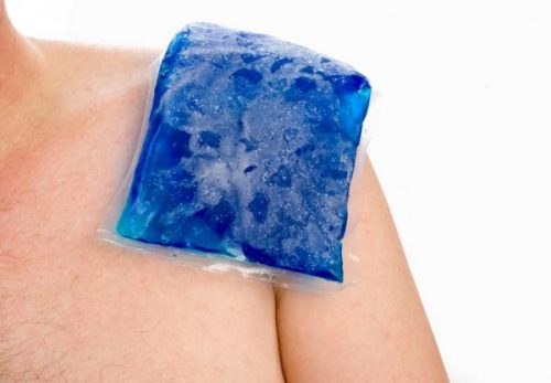 L'appplication de glace sur une lésion de l'épaule