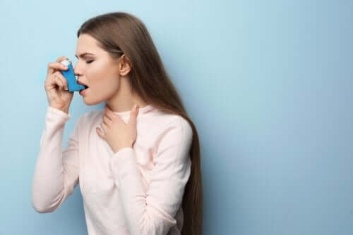 Une personne asthmatique se soignant avec de la Terbutaline