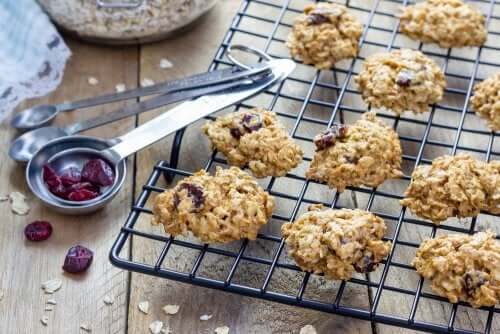 Des biscuits sains à l'avoine et aux raisins secs