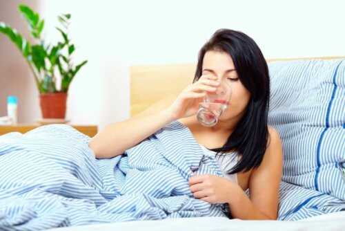 Boire beaucoup d'eau pour éliminer le mucus dans la gorge