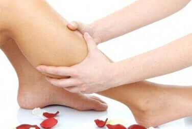Un massage du mollet pour apaiser les crampes aux jambes