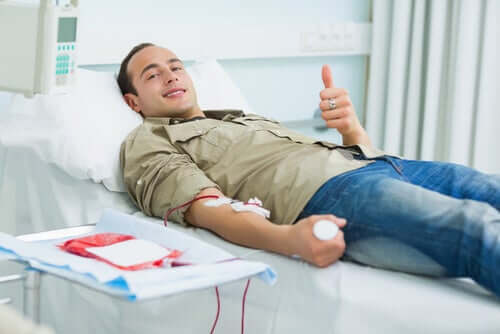 Un homme en train de donner son sang