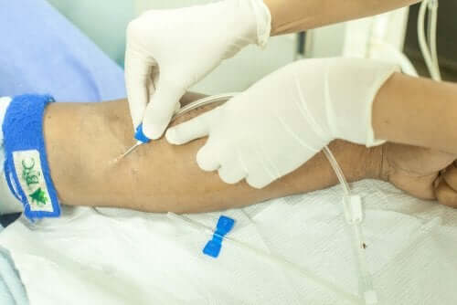Une phlébotomie en cours