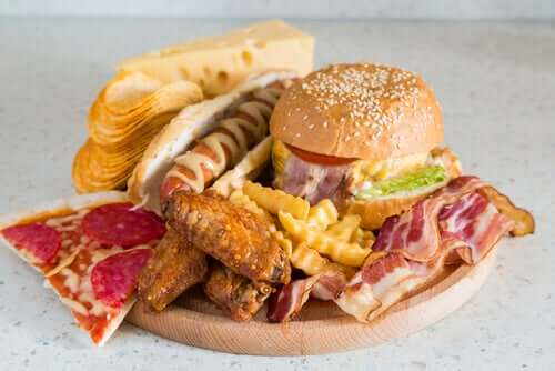 La junk food fait partie des aliments à ne pas manger le soir