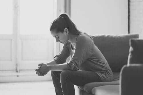 Une femme déprimée et épuisée par la sensation de fatigue au réveil
