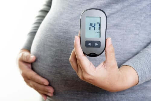 Une femme enceinte mesure son indice glycémique