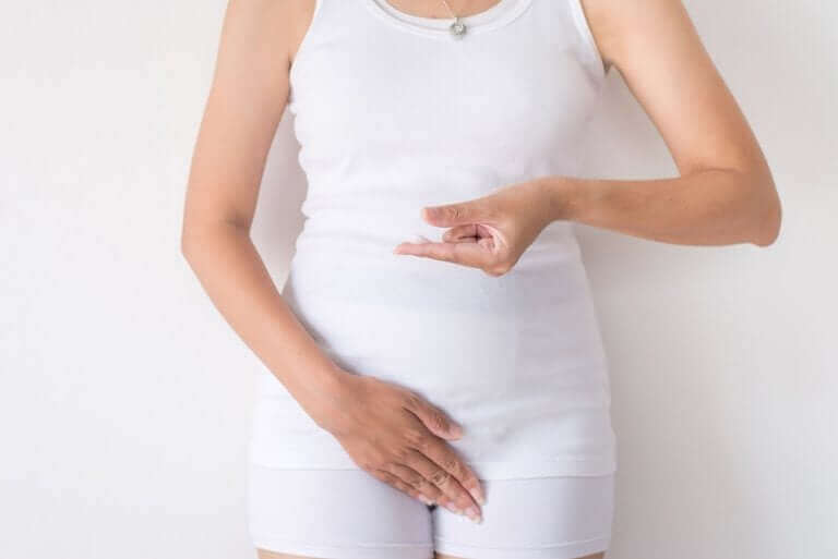 Une femme et son flux vaginal marron