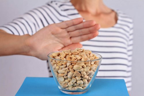 Une femme souffrant d'une intoxication alimentaire aux cacahuètes