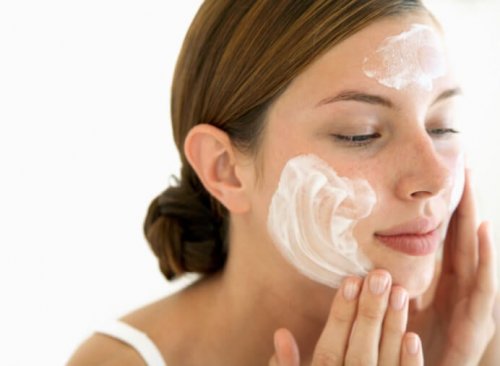 Une femme qui se lave le visage avec du savon à l'aloe vera