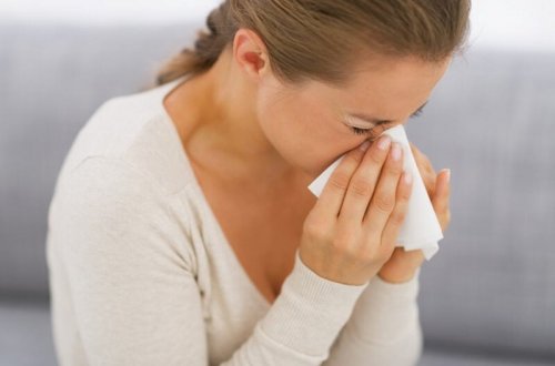 Une femme ayant une allergie