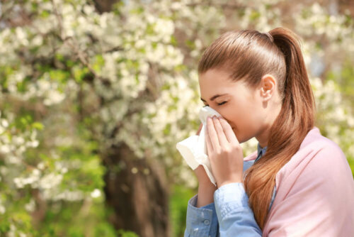 Une femme ayant du mucus dans la gorge et dans le nez